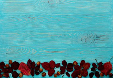 Kızıl sonbahar yaprakları ve ceviz ahşap üzerinde düz yatıyordu çerçeve 