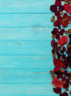 Kızıl sonbahar yaprakları ve ceviz ahşap üzerinde düz yatıyordu çerçeve 