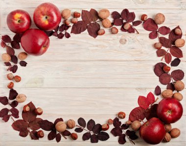 Sonbahar crimson düz yatıyordu çerçevesinde bırakır, fındık, ceviz ve 