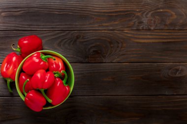 Koyu ahşap arka plan üzerinde Bulgar tatlı kırmızı biber. 