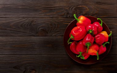 Koyu ahşap arka plan üzerinde Bulgar tatlı kırmızı biber. 
