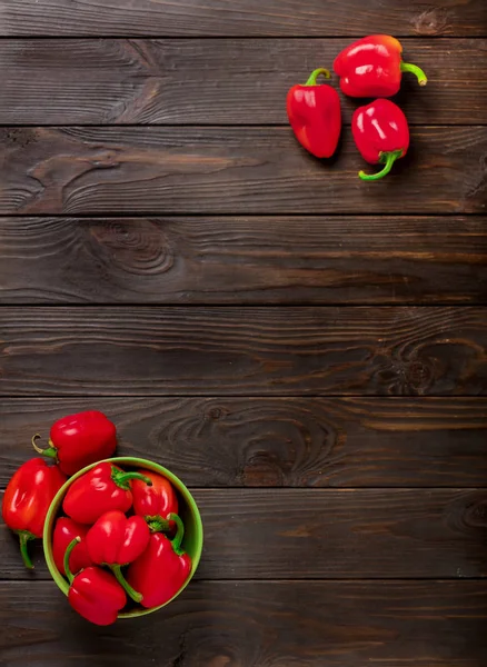 Koyu ahşap arka plan üzerinde Bulgar tatlı kırmızı biber. 