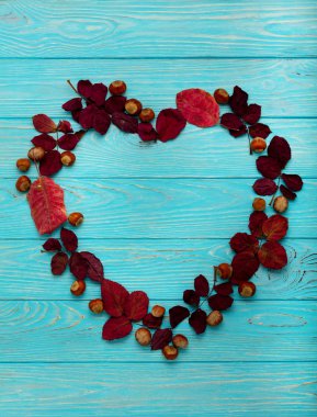 Kızıl sonbahar yaprakları ve ceviz ahşap üzerinde düz yatıyordu çerçeve 