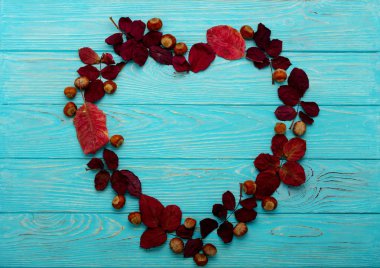 Kızıl sonbahar yaprakları ve ceviz ahşap üzerinde düz yatıyordu çerçeve 