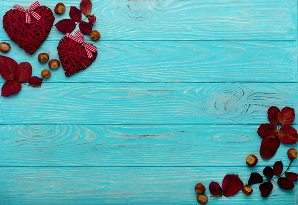 Sonbahar crimson düz yatıyordu çerçevesinde bırakır, ceviz ve dekoratif 