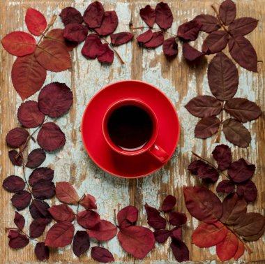 Sonbahar Kızıl yapraklar o kalp şeklinde düz yatıyordu çerçeve