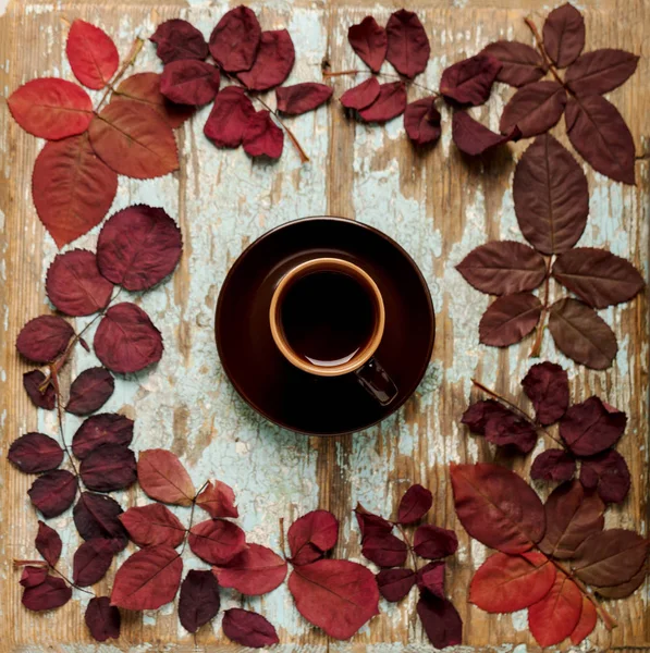 Sonbahar Kızıl yapraklar o kalp şeklinde düz yatıyordu çerçeve