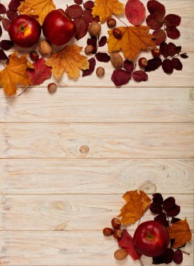 Sonbahar crimson düz yatıyordu çerçevesinde bırakır, fındık, ceviz ve 