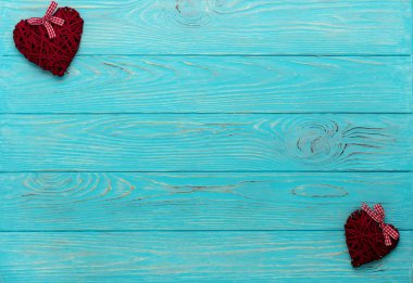 Sevgililer günü. Bordo renkli dekoratif hasır kalpleri bir