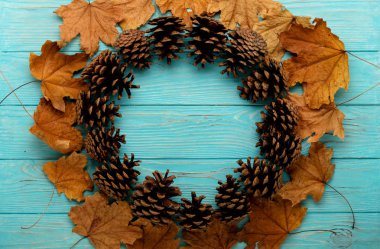 Sonbahar yaprakları, koni ahşap bir arka plan üzerinde düz yatıyordu çerçeve