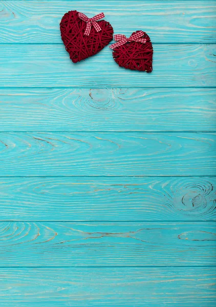 Sevgililer günü. Bordo renkli dekoratif hasır kalpleri bir