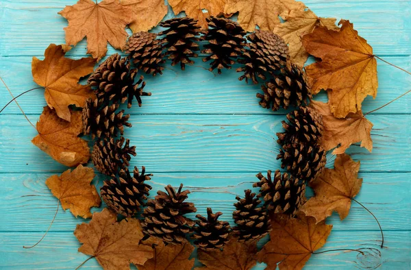 Sonbahar yaprakları, koni ahşap bir arka plan üzerinde düz yatıyordu çerçeve