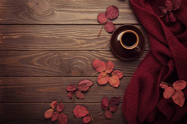 Bordo renk sonbahar yaprak ve bir fincan ile örme atkı 