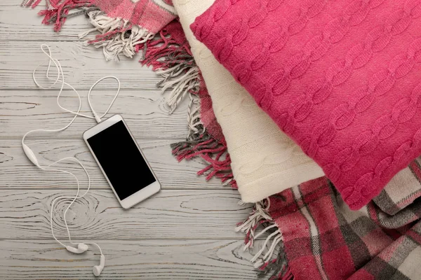 Örgü yastıklar, ekose ve hafif ahşap backgrou smartphone