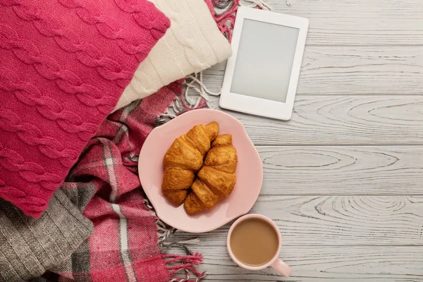 Örgü yastıklar ve ekose, ebook, kruvasan ve kahve bir lig tarihinde
