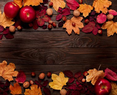 Düz yatıyordu çerçeve sonbahar koyu kırmızı ve sarı yapraklar, fındık, w