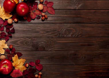 Düz yatıyordu çerçeve sonbahar koyu kırmızı ve sarı yapraklar, fındık, w