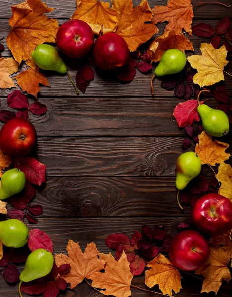 Düz yatıyordu çerçeve sonbahar koyu kırmızı ve sarı yapraklar, armut ve ap
