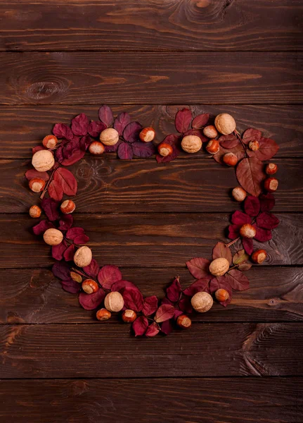 Sonbahar Kızıl yaprakları kalp şeklinde düz yatıyordu çerçeve, 