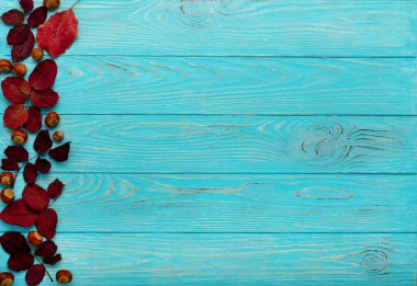 Kızıl sonbahar yaprakları ve ceviz ahşap üzerinde düz yatıyordu çerçeve 