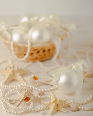 Noel ve yeni yıl. Noel ağacı beyaz bir deniz st oyuncaklar