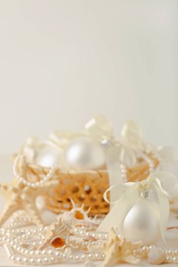 Noel ve yeni yıl. Noel ağacı beyaz bir deniz st oyuncaklar