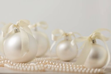 Noel ve yeni yıl. Noel ağacı Beyaz kurdele ile oyuncaklar. 