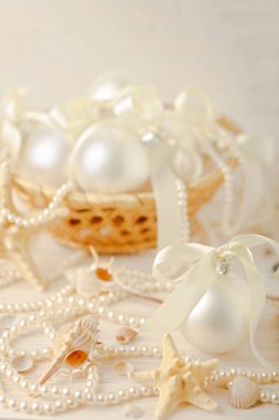 Noel ve yeni yıl. Noel ağacı beyaz bir deniz st oyuncaklar