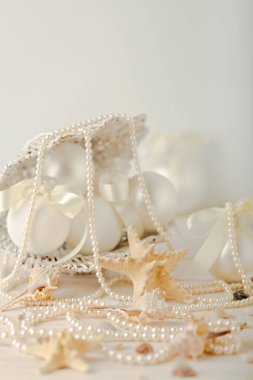 Noel ve yeni yıl. Noel ağacı beyaz bir deniz st oyuncaklar