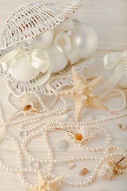 Noel ve yeni yıl. Noel ağacı beyaz bir deniz st oyuncaklar