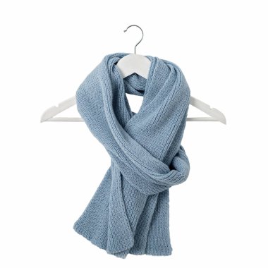 Yalıtılmış bir whit omuzlarında üzerinde mavi renkteki örme atkı