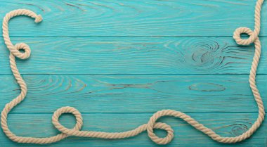 İp ile bir turkuaz ahşap arka plan üzerinde kenarlık. 