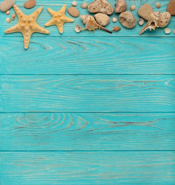 İp, taşları, deniz kabukları ve deniz yıldızı ile bir turkuaz sınır