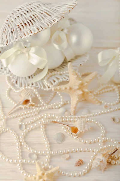 Noel ve yeni yıl. Noel ağacı beyaz bir deniz st oyuncaklar