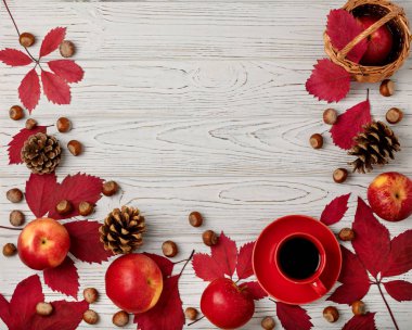 Kırmızı elma ile ahşap bir arka plan üzerinde yaprak.