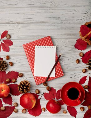 Kırmızı elma ile ahşap bir arka plan üzerinde yaprak.