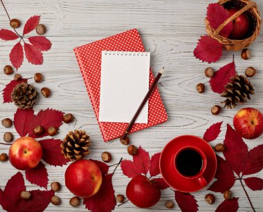 Kırmızı elma ile ahşap bir arka plan üzerinde yaprak. 