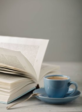 Kahve ışık mavi Kupası ve ahşap ba mavi kapak kitap