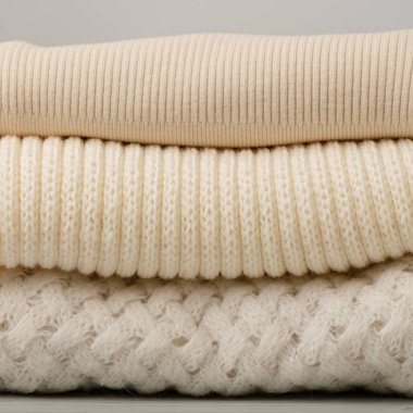 Örme elbise (kazak, eşarplar, pullovers) beyaz yığını ve