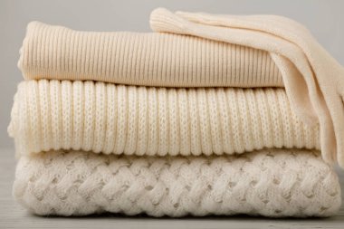 Örme elbise (kazak, eşarplar, pullovers) beyaz yığını ve