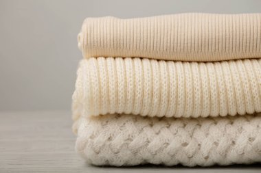 Örme elbise (kazak, eşarplar, pullovers) beyaz yığını ve