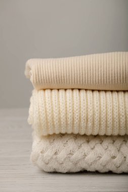 Örme elbise (kazak, eşarplar, pullovers) beyaz yığını ve