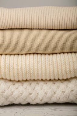 Örme elbise (kazak, eşarplar, pullovers) beyaz yığını ve