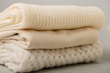 Örme elbise (kazak, eşarplar, pullovers) beyaz yığını ve