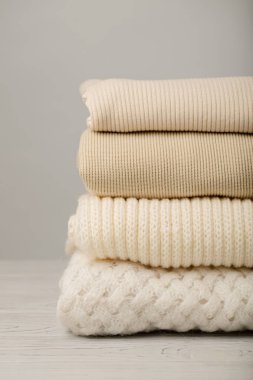 Örme elbise (kazak, eşarplar, pullovers) beyaz yığını ve