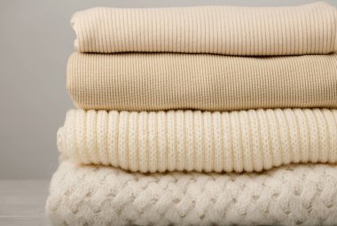 Örme elbise (kazak, eşarplar, pullovers) beyaz yığını ve