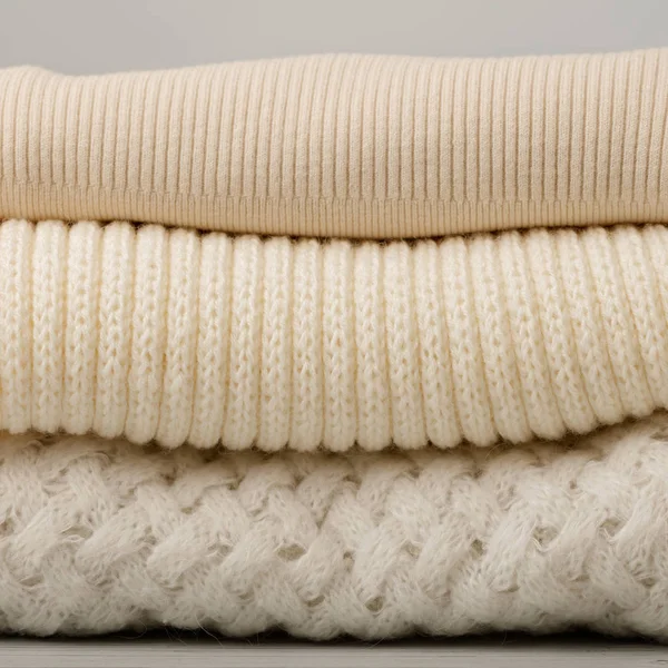 Örme elbise (kazak, eşarplar, pullovers) beyaz yığını ve