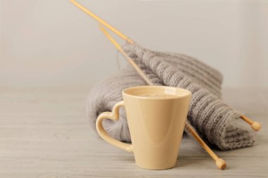 Fincan kahve (kapuçino) ve gri renkler el yapımı örgü. 