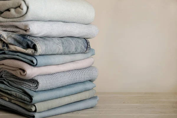 Kot pantolon ve örme giyim (kazak, eşarplar, pullovers yığını)