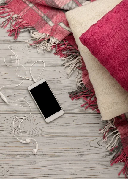 Örgü yastıklar, ekose ve hafif ahşap backgrou smartphone